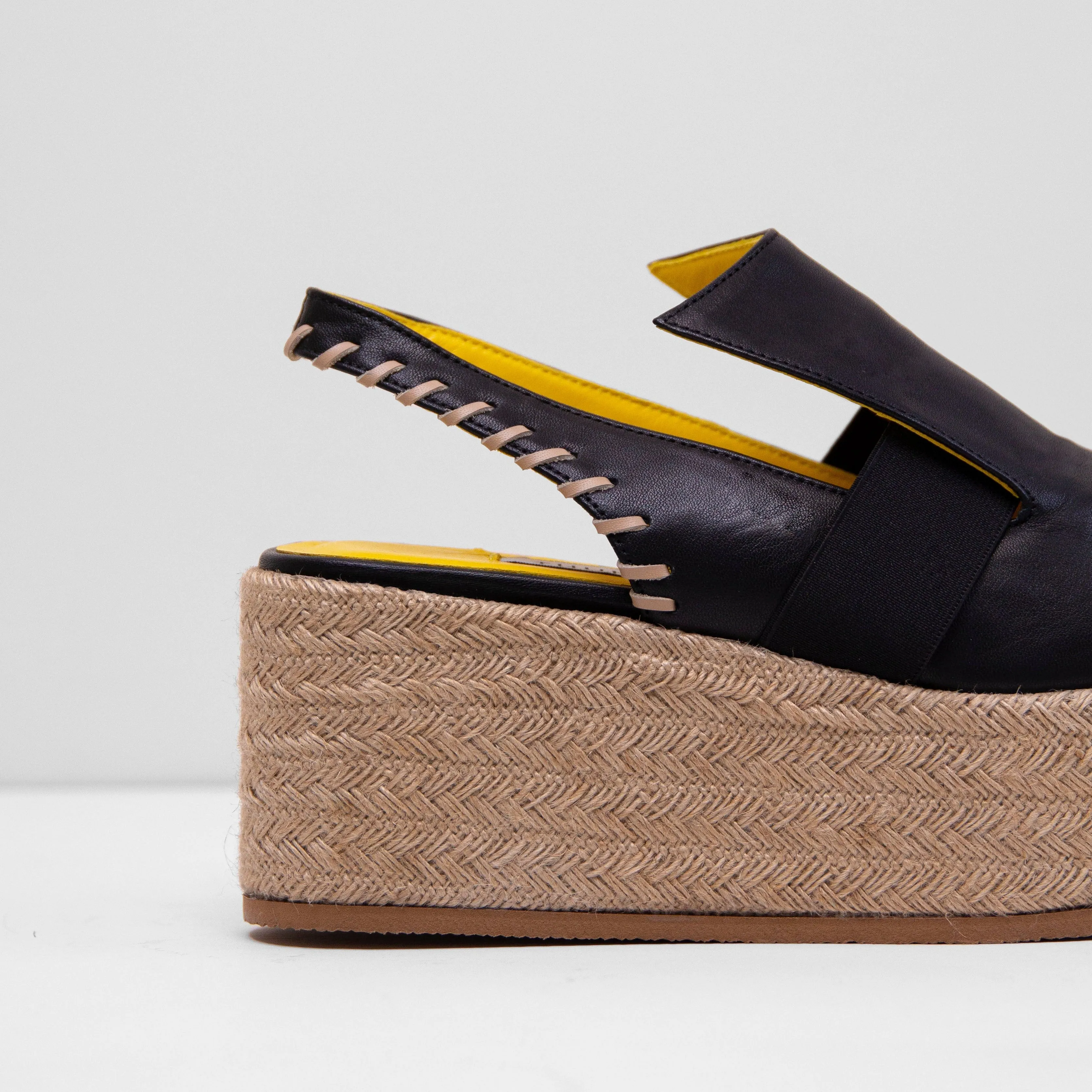 Manara black platform