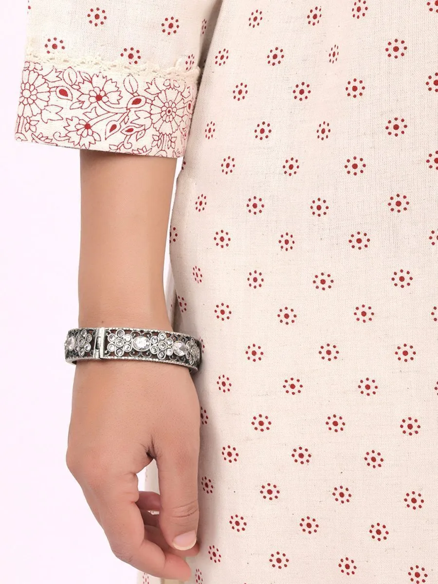Satrangi Women's Off White & Pink Cotton V Neck Printed Kurta Set with Three Fourth Sleeves