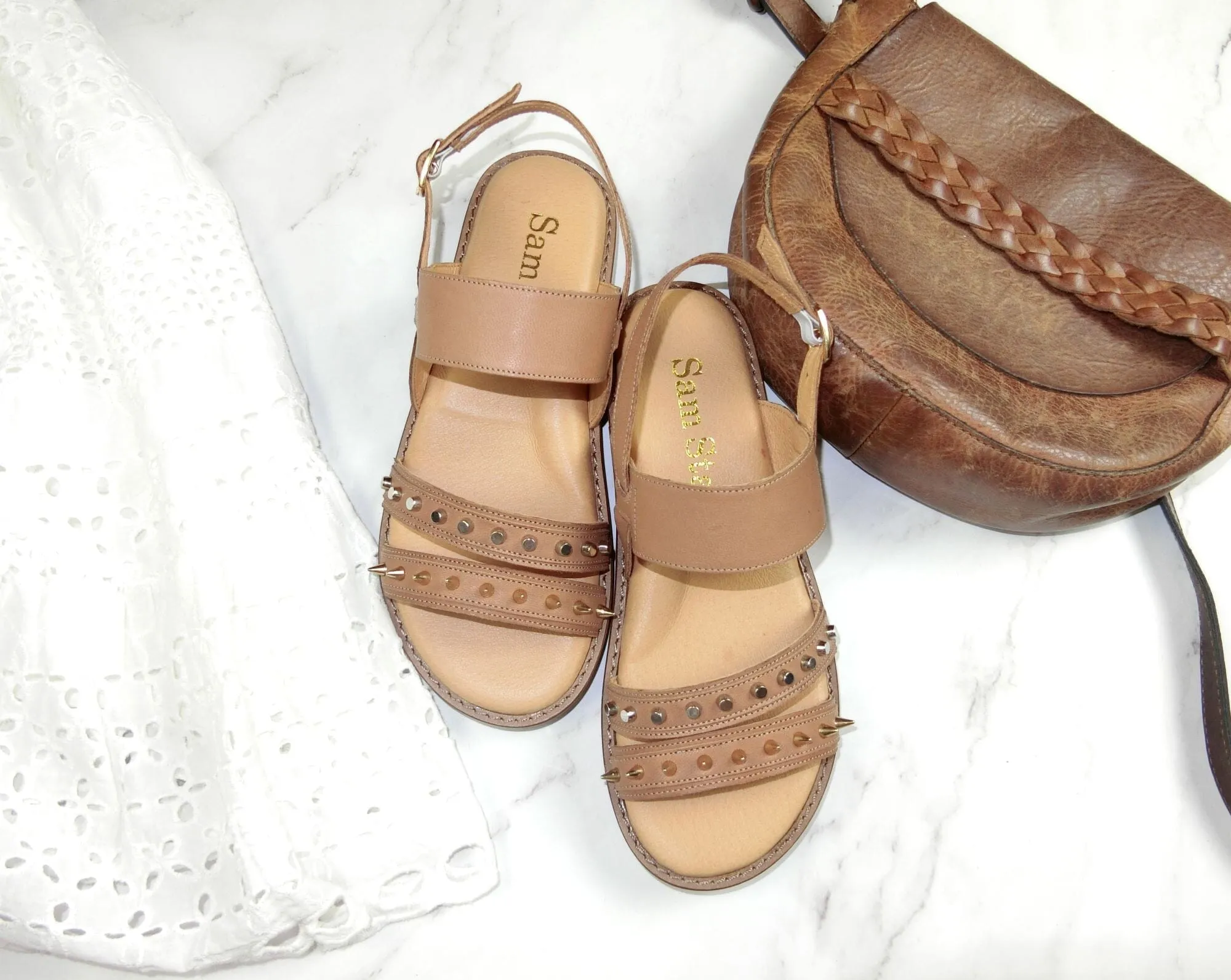 SS22018/19 Leather flat sandals with studs detail