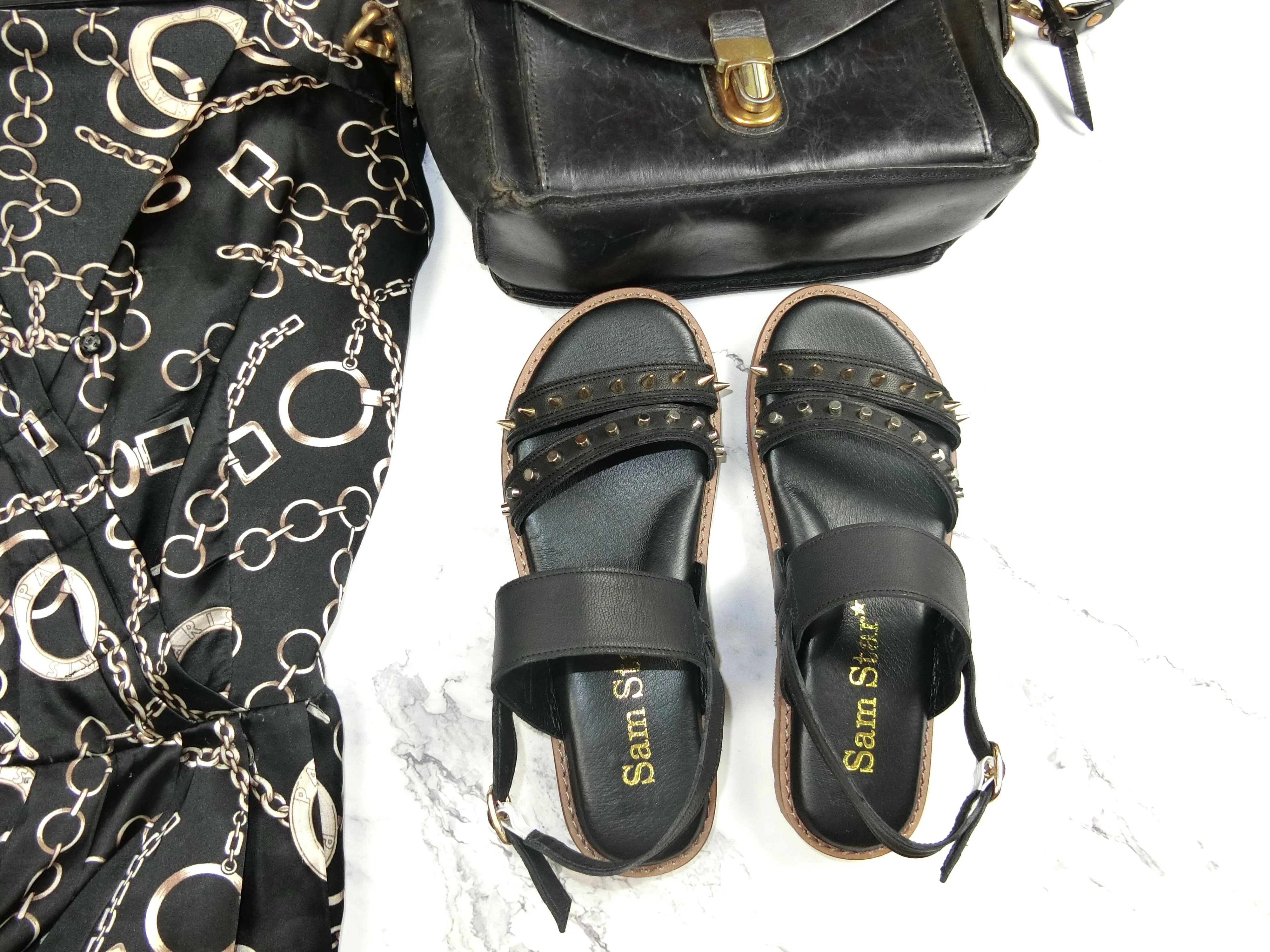 SS22018/19 Leather flat sandals with studs detail
