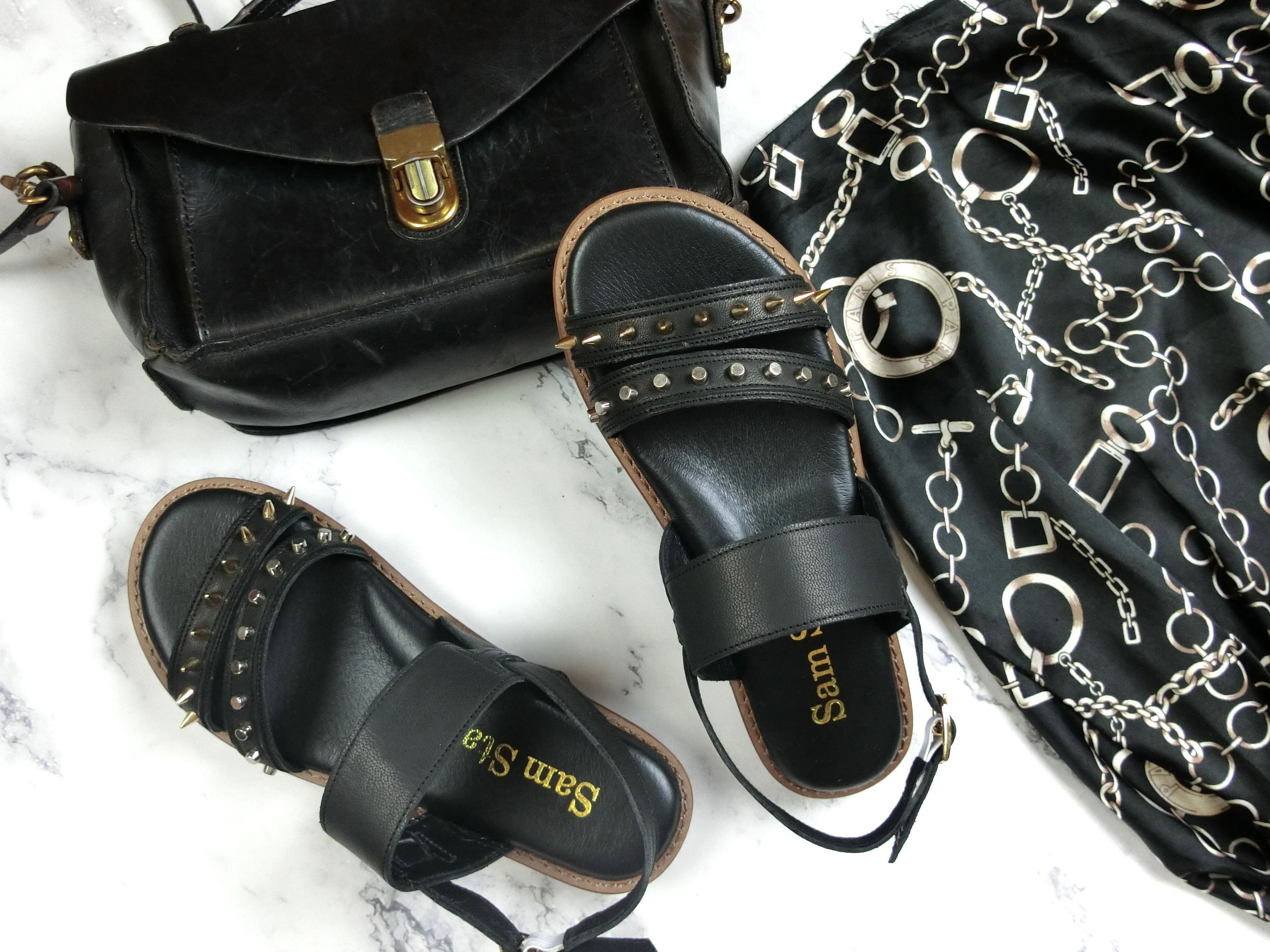 SS22018/19 Leather flat sandals with studs detail