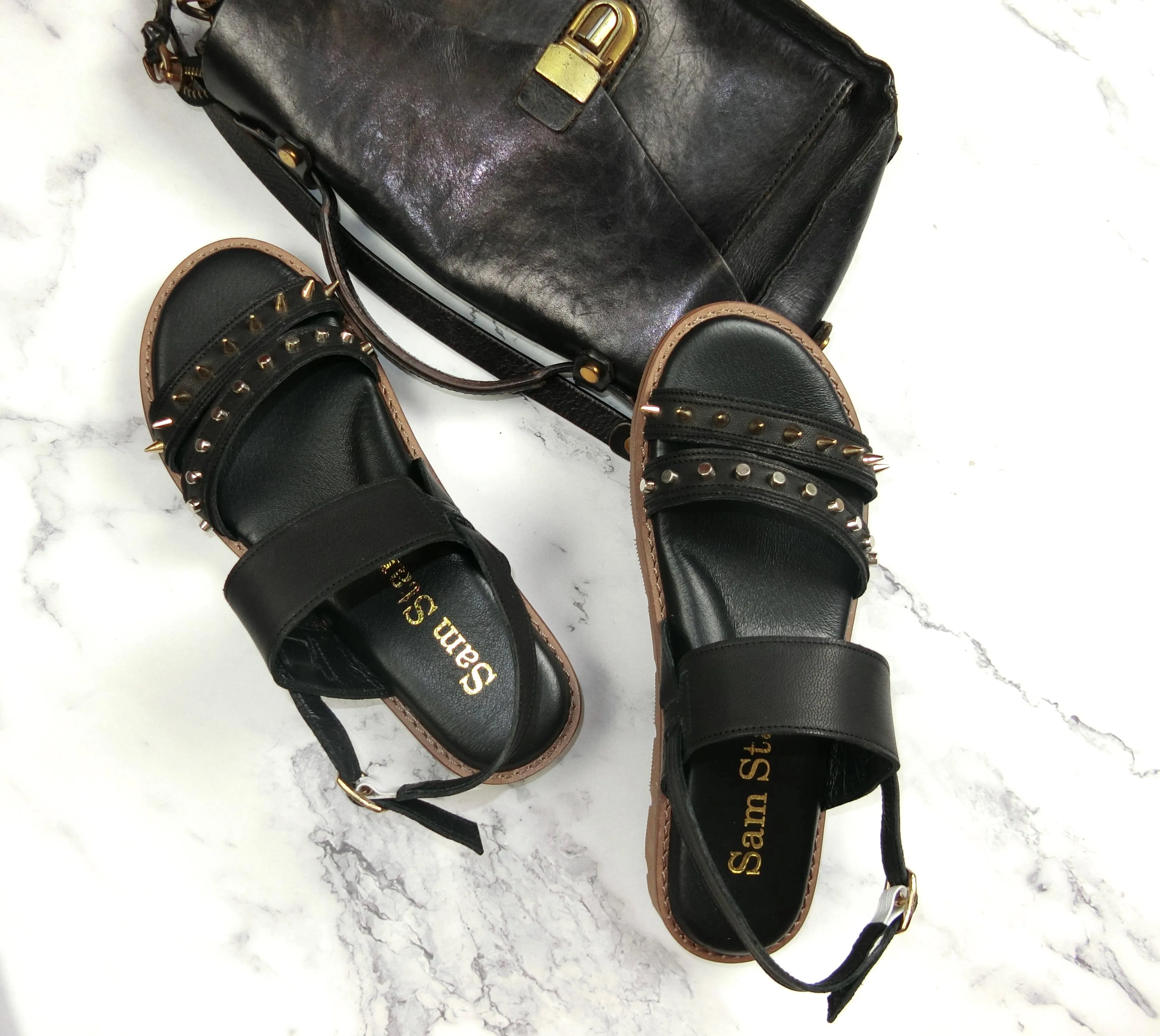 SS22018/19 Leather flat sandals with studs detail