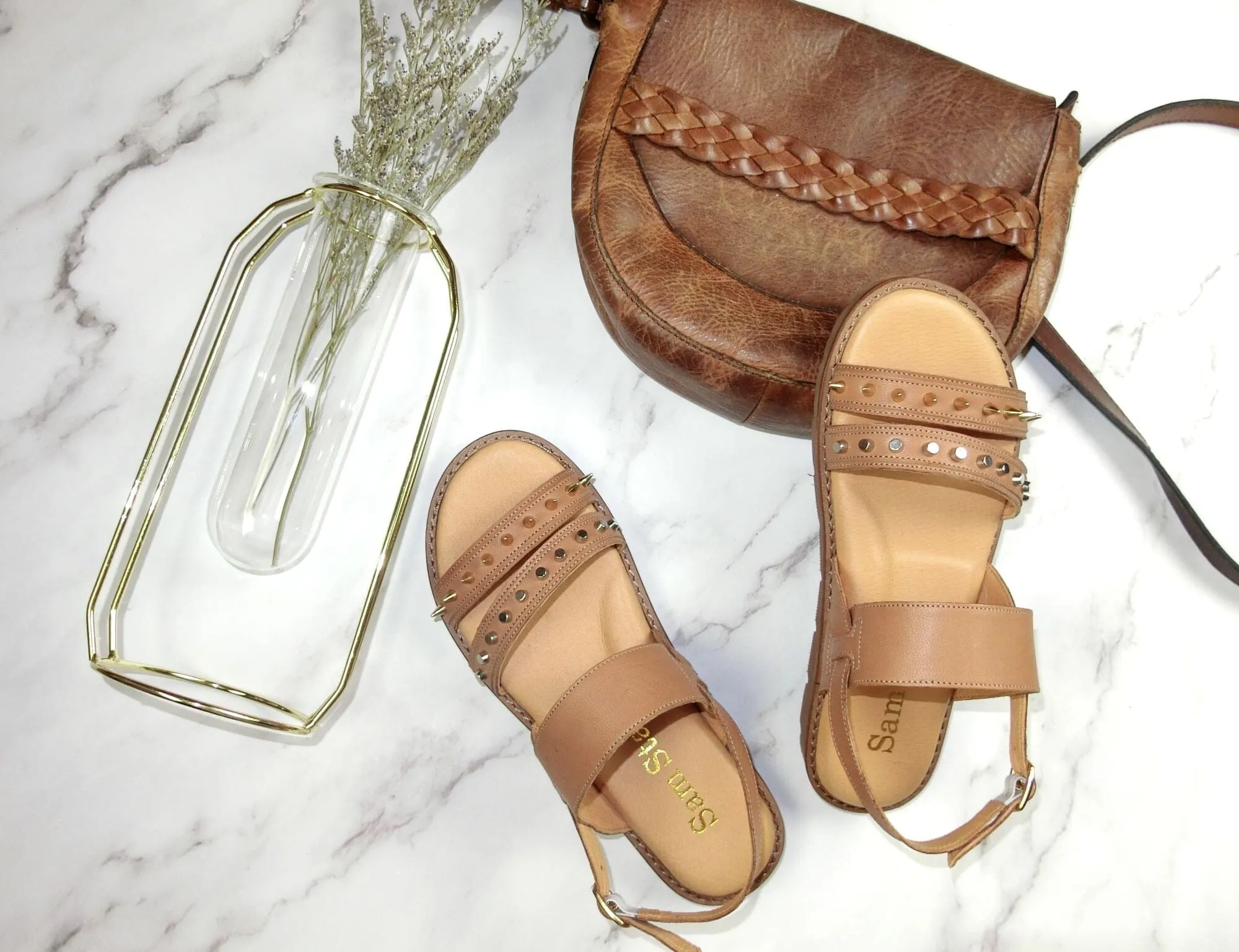 SS22018/19 Leather flat sandals with studs detail