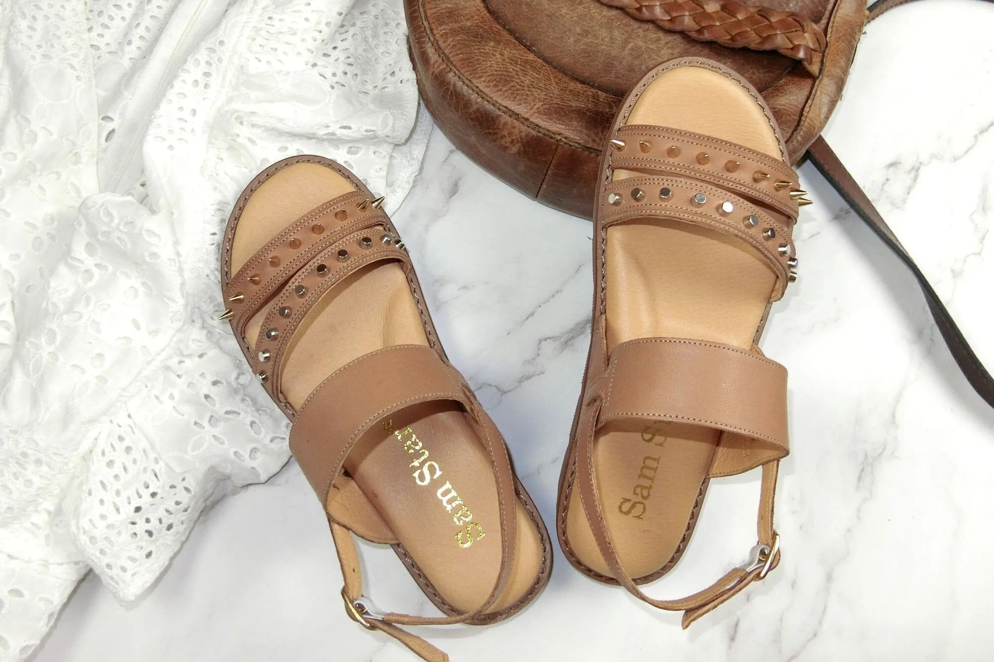 SS22018/19 Leather flat sandals with studs detail