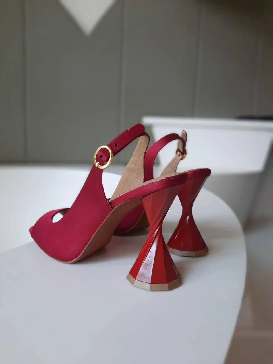 twisted peep toe sling - marsala